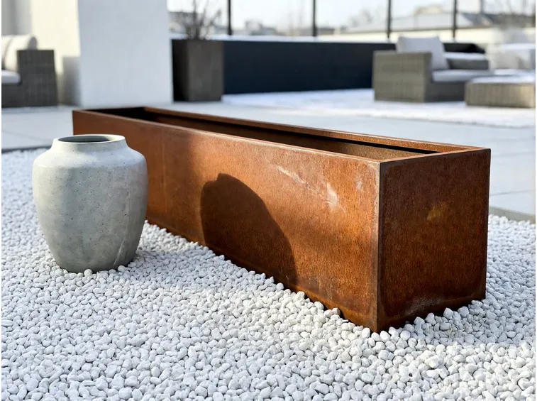 I materiali che affrontano l'inverno all'aperto: dalla vetroresina al corten