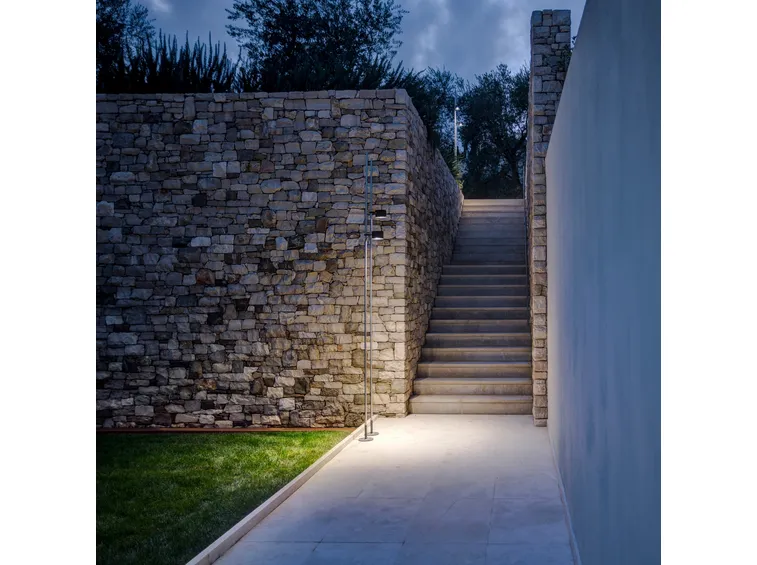 Dove bastano davvero e quando serve la rete elettrica (foto Lampada solare Davide Groppi Bubka)