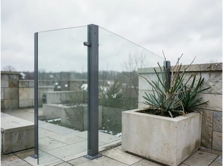 Pannelli frangivento fissi: vetro, plexiglass e alluminio