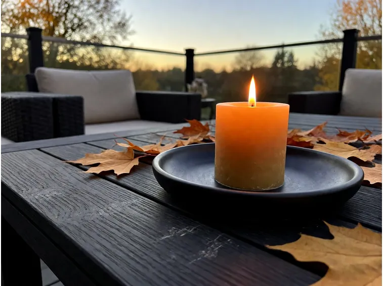 Candele, cere e alternative a batteria: cosa resiste all'aperto