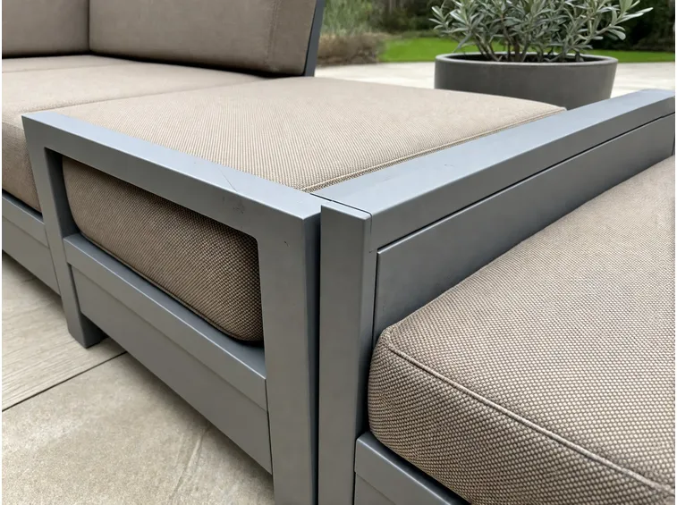 Materiali resistenti per il divano da esterno modulare