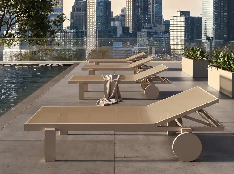 Quando e come pulire arredi piscina prima del freddo (foto Lettino Vondom Gatsby Sun Lounger)