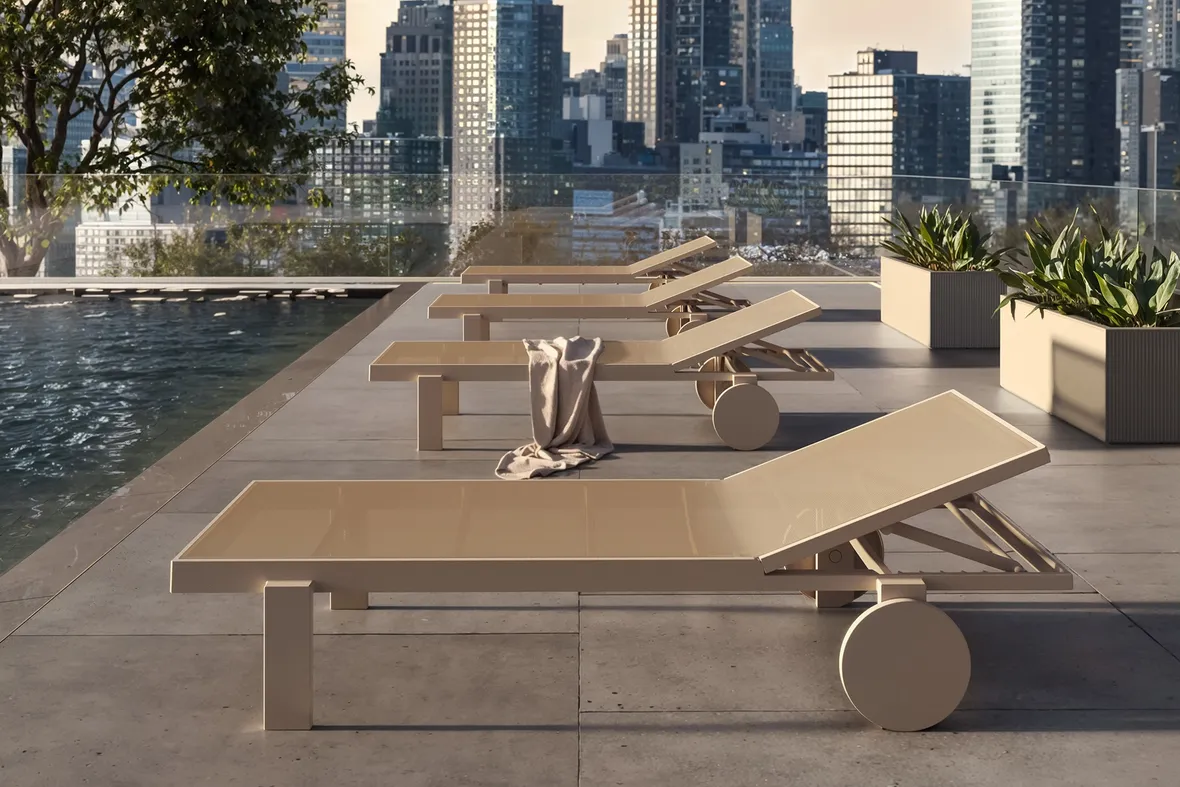 Quando e come pulire arredi piscina prima del freddo (foto Lettino Vondom Gatsby Sun Lounger)