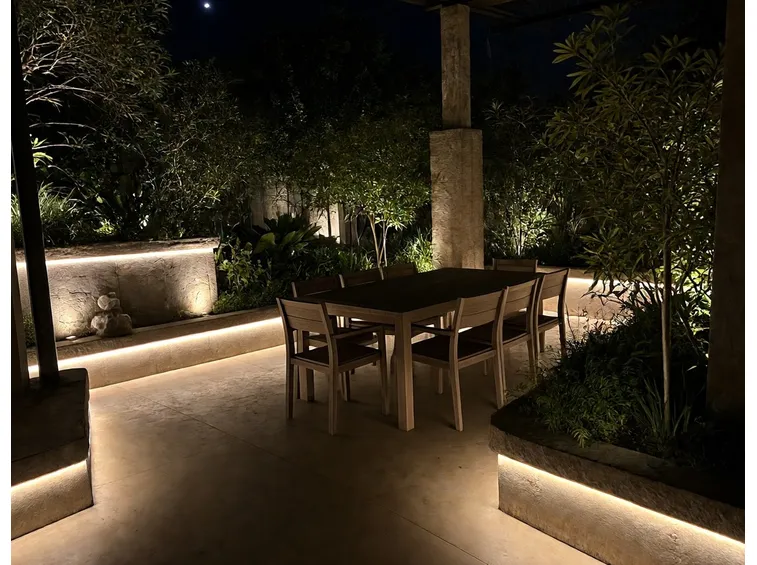 foto giardino illuminato
