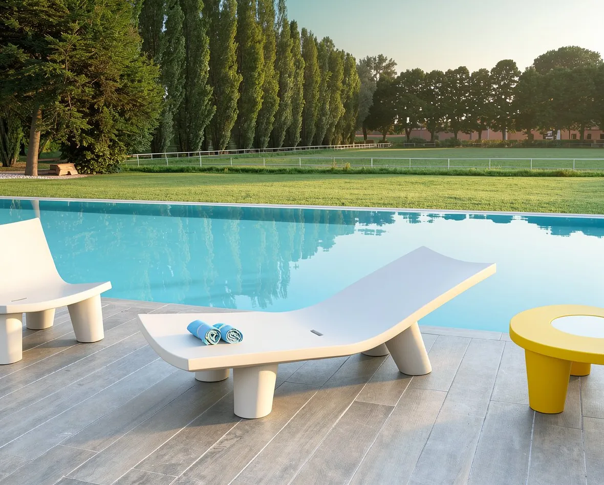 Pulizia di fondo a fine stagione: sgombero, fughe e detergenti giusti (foto Decking Slide Low Lita Lounge)