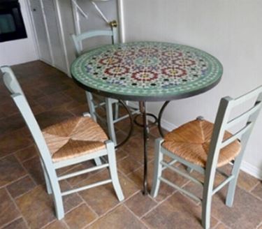 Tavolo in ferro da giardino con mosaico