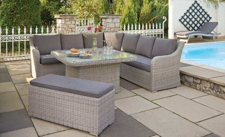 tavolo e poltroncine in rattan