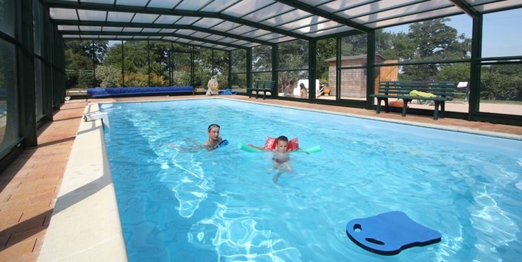 piscina coperta in giardino