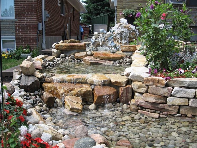 cascata in pietra per giardino