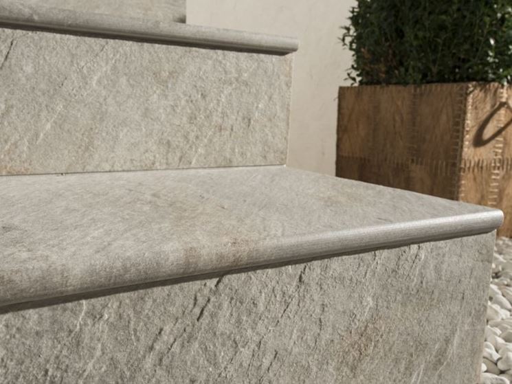 Piastrelle per gradini pavimenti esterno tipi di piastrelle per ... Scale per esterni in cemento
